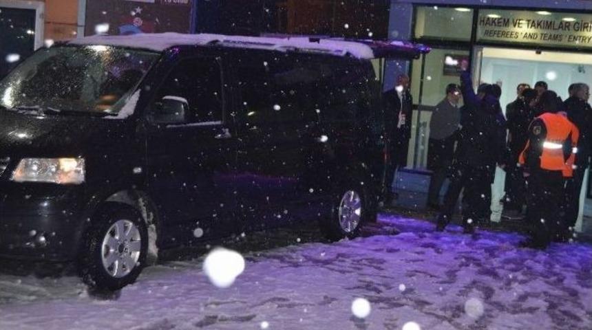 B&uuml;lent Yıldırım Ve Hakemler Avni Aker&rsquo;den Ayrıldı