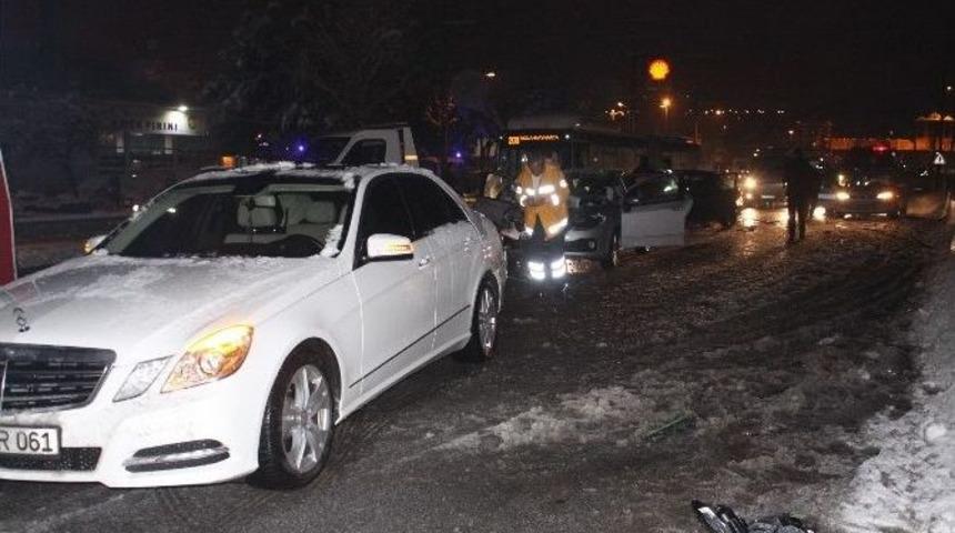 Buzlanan Yolda Zincirleme Kaza: 5 Yaralı