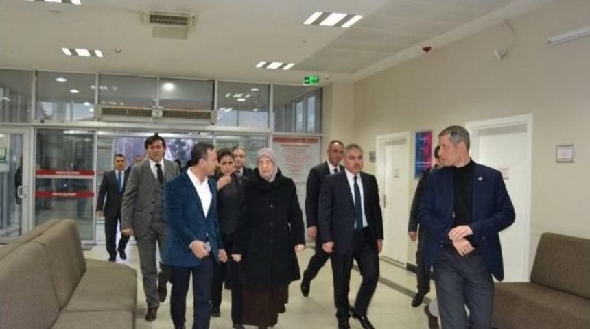 Bakan Ramazanoğlu, Cami İnşaatında Yaralanan İş&ccedil;ileri Ziyaret Etti