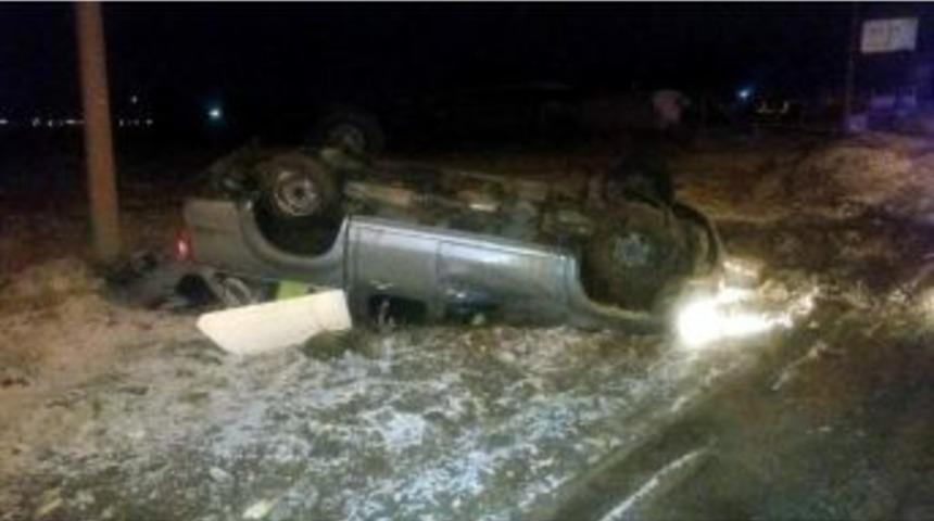 Kamyonet Buzlu Yolda Kayıp Takla Attı