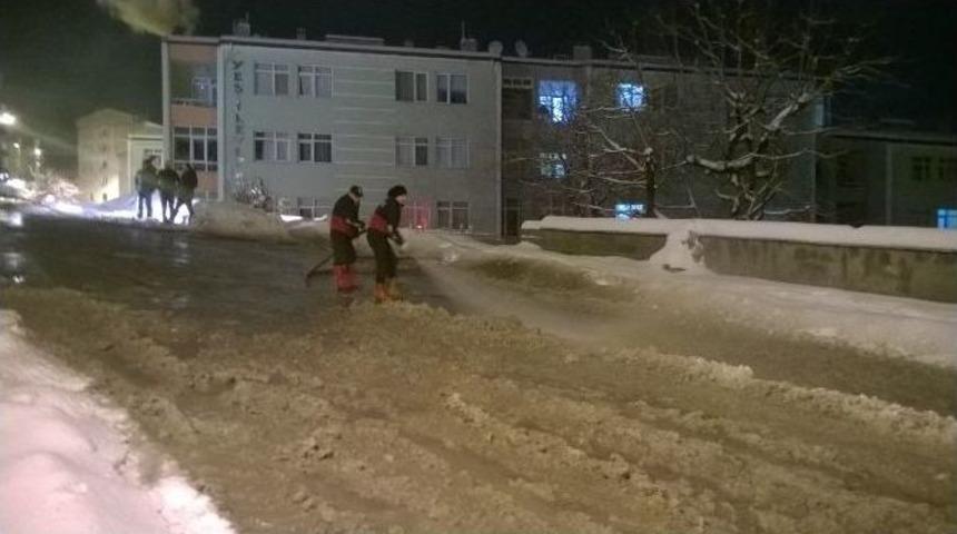 Buzlanan Yollara &rsquo;deniz Suyu&rsquo; &Ccedil;&ouml;z&uuml;m&uuml;