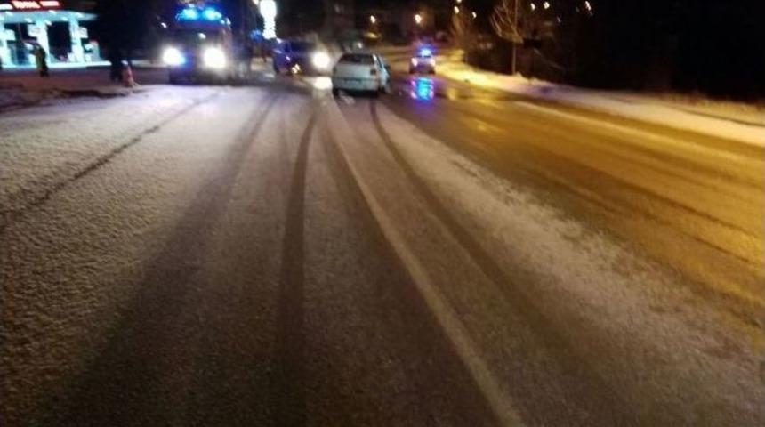 G&uuml;l&uuml;mbe Rampalarında Hafif Ticari Ara&ccedil; İle Otomobil Kafa Kafaya &Ccedil;arpıştı 4 Yaralı