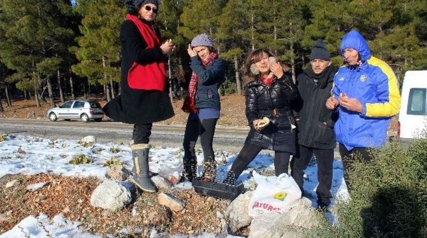 Kar&rsquo;da Piknik Keyfi