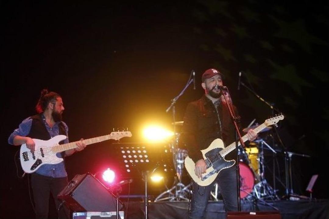 Gece Yolcuları K&uuml;&ccedil;&uuml;k&ccedil;ekmece&rsquo;de Sevenleriyle Buluştu