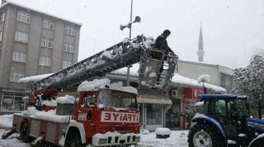 İtfaiye Ekipleri Çatılarda Kar Temizliği Yaptı