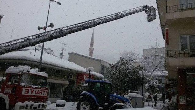 İtfaiye Ekipleri Çatılarda Kar Temizliği Yaptı