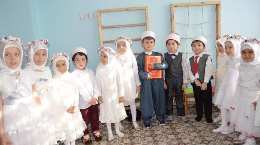 Tosya&rsquo;da Kur&rsquo;an-ı Kerim Okumaya Ge&ccedil;en &Ccedil;ocuklara Ta&ccedil; Takıldı