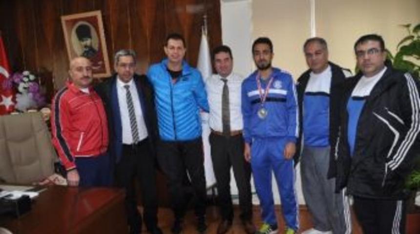 Ataşbak Başarılı Sporcuyu Kutladı