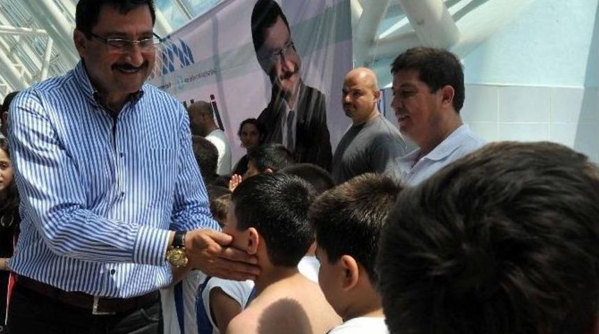 Başkan Ak&rsquo;tan &Ccedil;ocuklara Karne Hediyesi