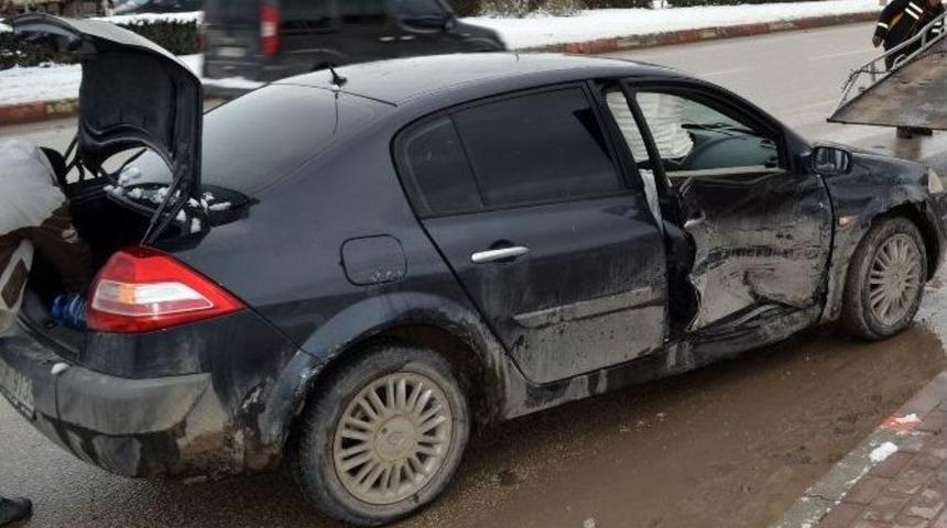 İneg&ouml;l-alanyurt Yolunda Kaza: 3 Yaralı