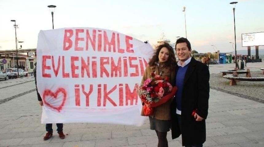 Gen&ccedil; Aşıktan S&uuml;rpriz Evlilik Teklifi