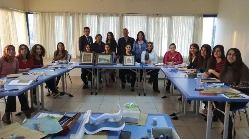 &Uuml;niversiteli Kızlar Minyat&uuml;r Sergisine Hazırlanıyor