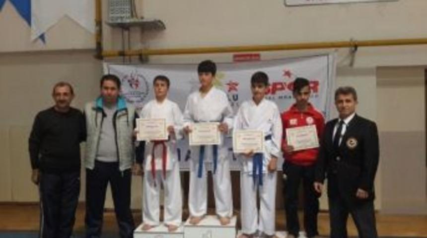 Vanlı Karateciler Dereceyle D&ouml;nd&uuml;ler