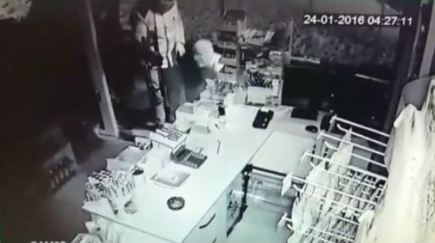 Sakarya&rsquo;da Y&uuml;zleri Maskeli Hırsızlar Bir Gecede 4 D&uuml;kkan Soydu