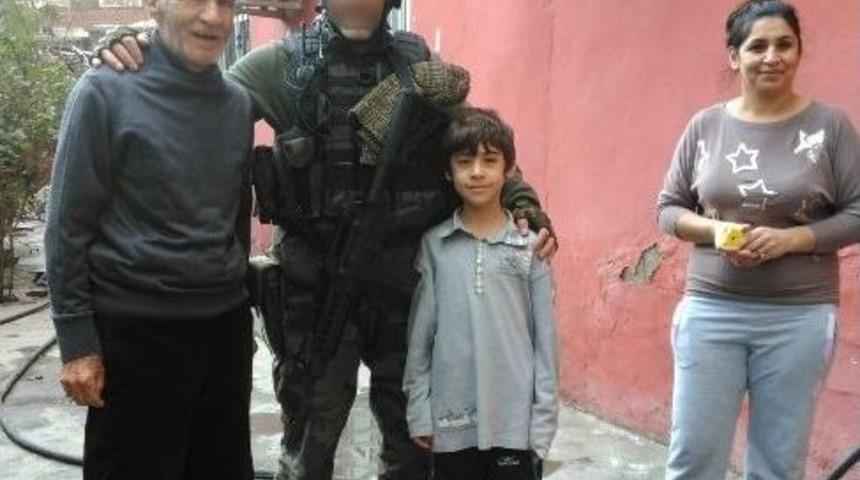 Polis Ve Asker Şefkati G&ouml;renleri Duygulandırdı