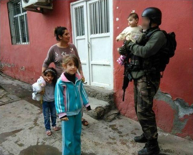 Polis Ve Asker Şefkati Görenleri Duygulandırdı