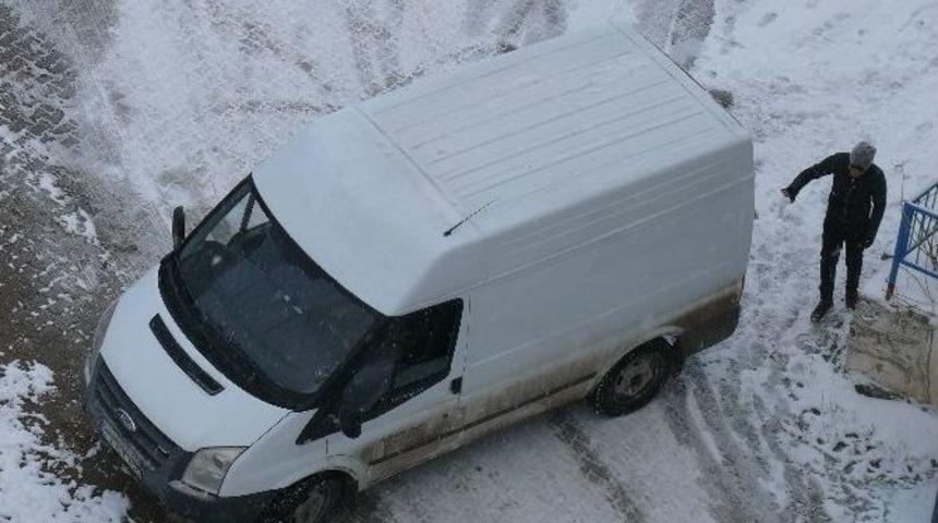 S&uuml;r&uuml;c&uuml;ler Buz Tutan Yolda Zor Anlar Yaşadı