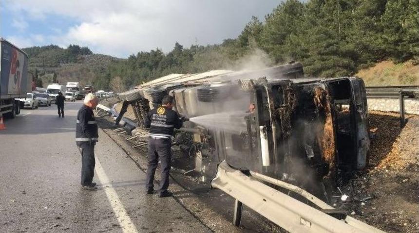 Devrilen Talaş Y&uuml;kl&uuml; Tır Yandı