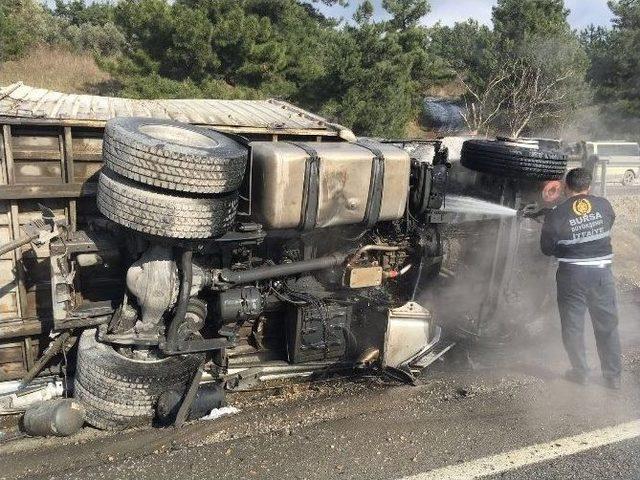 Devrilen Talaş Yüklü Tır Yandı