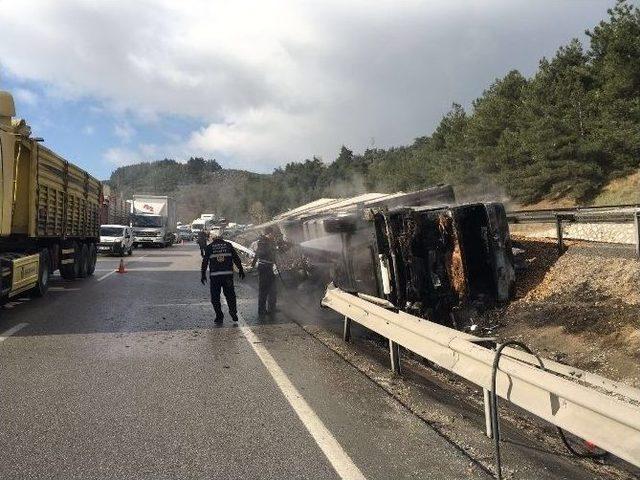 Devrilen Talaş Yüklü Tır Yandı