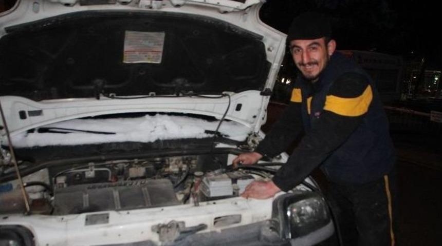 Kar Yağışı Oto Elektrik&ccedil;ilerinin Y&uuml;z&uuml;n&uuml; G&uuml;ld&uuml;rd&uuml;