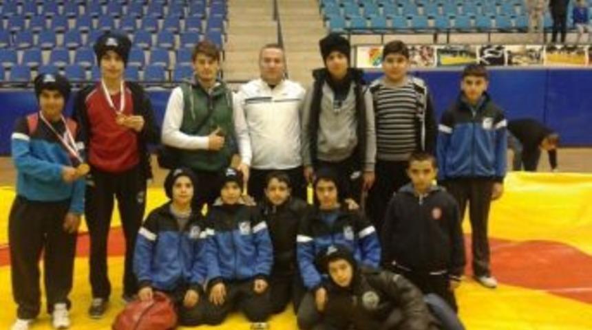 Yunusemre&rsquo;nin G&uuml;reşteki Başarıları S&uuml;r&uuml;yor