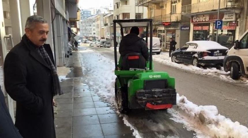 Ak&ccedil;akoca&rsquo;da Kaldırımlar Modern Bir Şekilde Temizleniyor