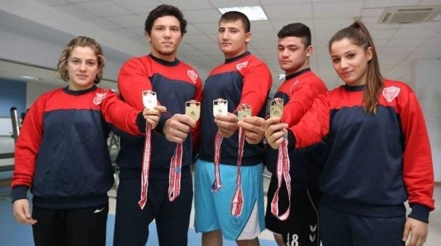 Kepez&rsquo;in Bayan G&uuml;reş&ccedil;ileri Erkeklere Taş &Ccedil;ıkartıyor