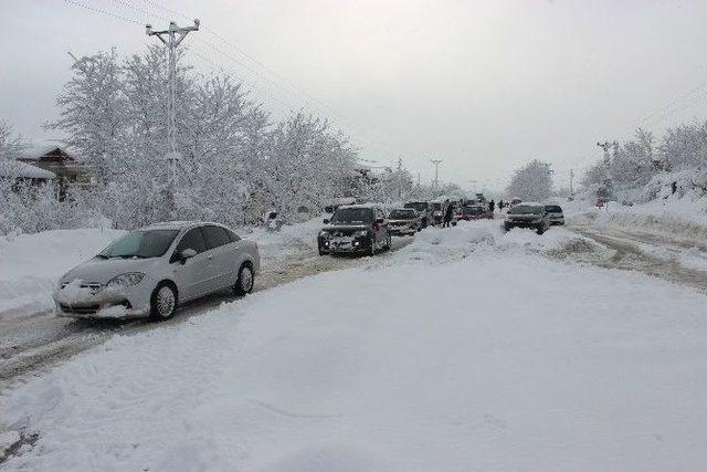 Tır Mahsur Kaldı, Karayolu Kapandı