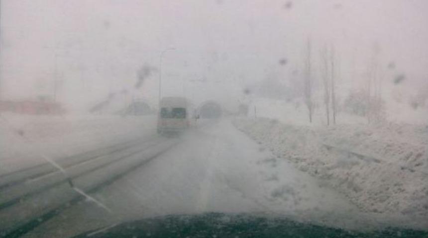 Kahramanmaraş&rsquo;ta Kar Ve Şiddetli Tipi S&uuml;r&uuml;c&uuml;leri Vurdu