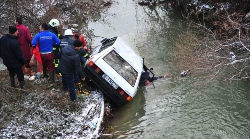 Dereye U&ccedil;an Otomobilde Boğularak Can Verdi