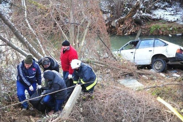 Dereye Uçan Otomobilde Boğularak Can Verdi