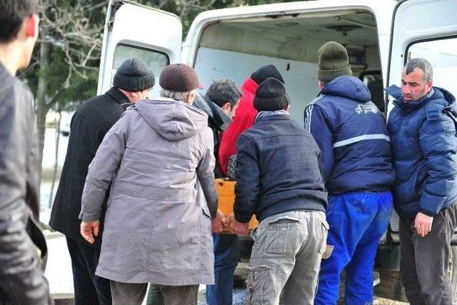 Dereye Uçan Otomobilde Boğularak Can Verdi