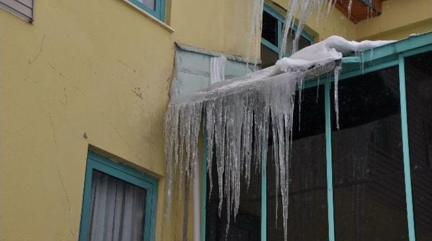 &Ccedil;atılarda Oluşan Buz Sarkıtları Tehlike Sa&ccedil;ıyor