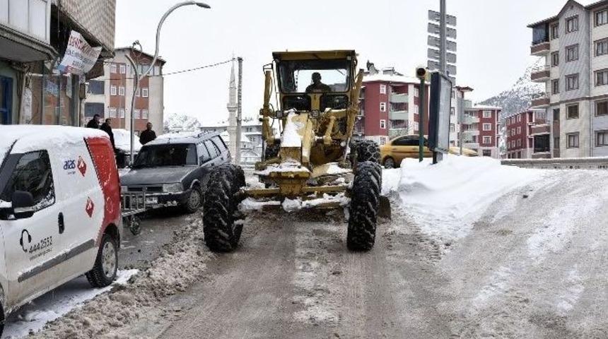 G&uuml;m&uuml;şhane Belediyesi Karla M&uuml;cadeleyi 80 Kişilik Kar Timi İle Yapıyor