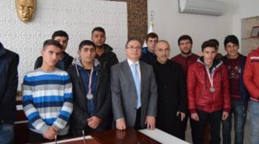 Şampiyon G&uuml;reş&ccedil;iler, Başkan Kazgan&rsquo;ı Ziyaret Etti