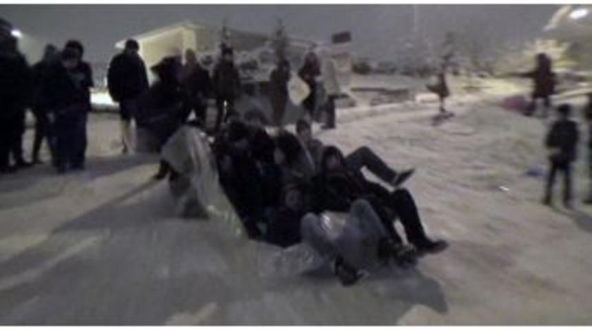 Kar Ve Buzu Keyfe D&ouml;n&uuml;şt&uuml;rd&uuml;ler