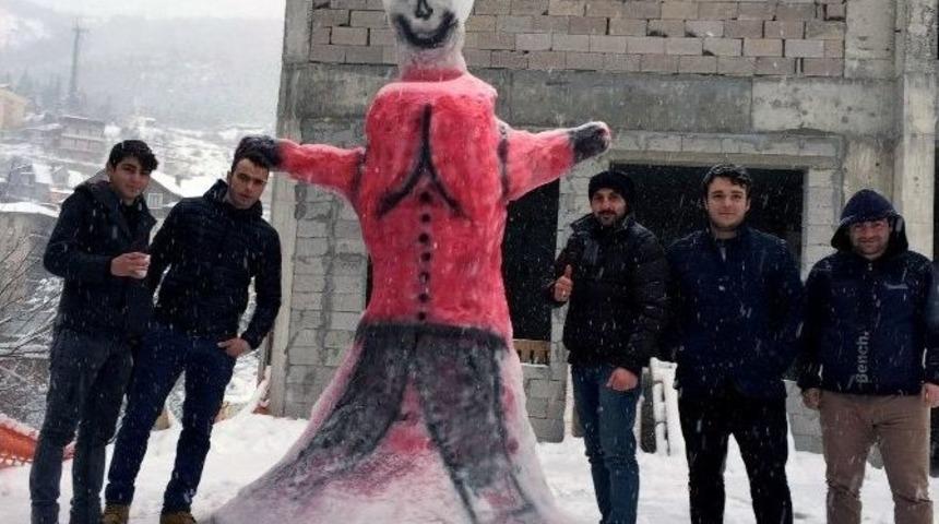 G&uuml;m&uuml;şhane&rsquo;de İş Yapamayan Esnaf Kardan Adam Yapıyor