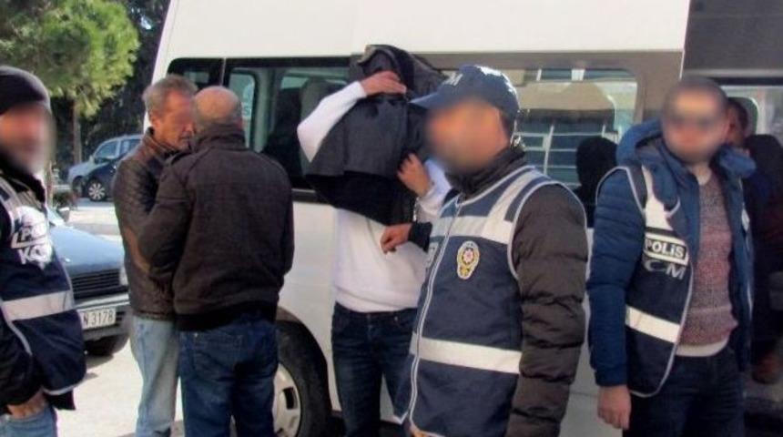 İzmir&rsquo;de İnsan Ka&ccedil;ak&ccedil;ılarına Operasyon