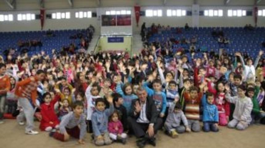 Miniklere Karne Hediyeleri Gaziemir Belediyesi&rsquo;nden