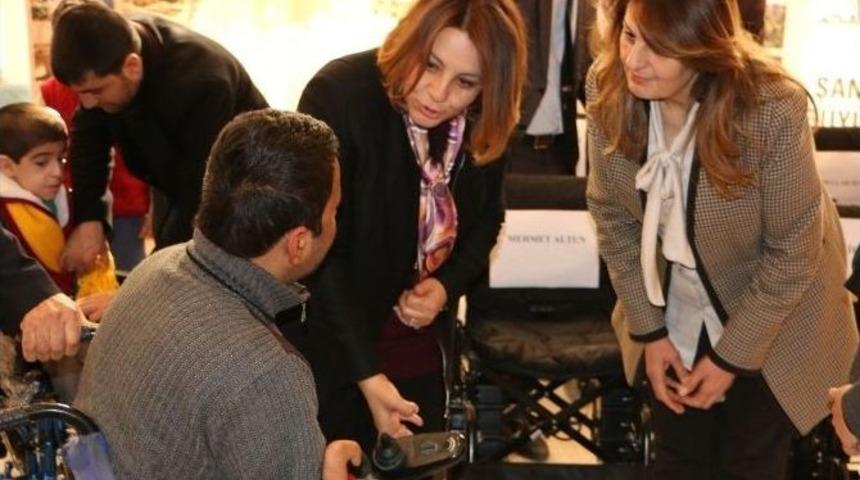 Engellilere Tekerlekli Sandalye Dağıtıldı