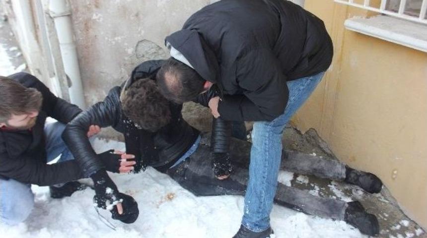 Bonzai İ&ccedil;en Genci Polis Zor İkna Etti