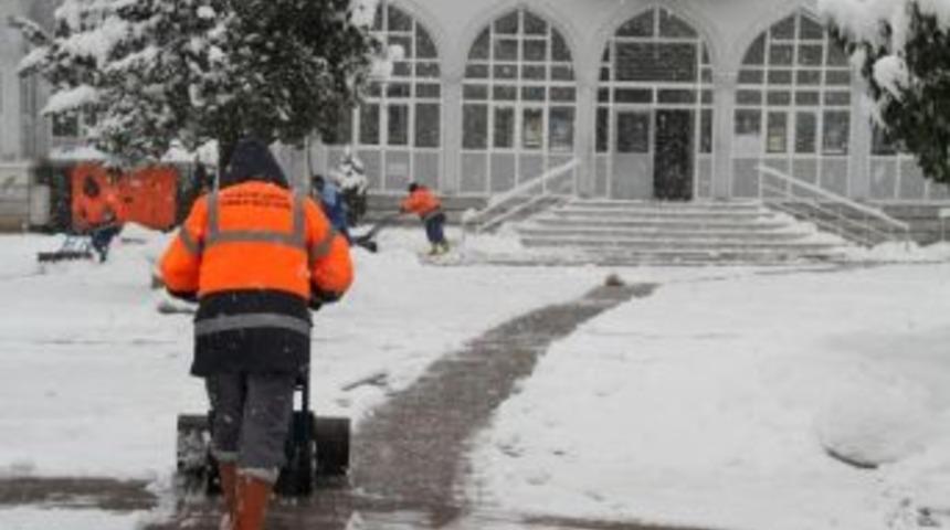 Akyazı&rsquo;da Ekipler Kar İ&ccedil;in Teyakkuzda
