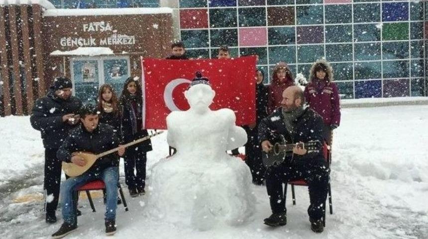 &Ouml;ğrenciler Kardan Seyit Onbaşı B&uuml;st&uuml; Yaptı