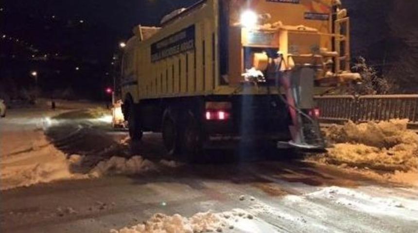 Kaynaşlı Belediyesi&rsquo;nin Karla M&uuml;cadelesi Devam Ediyor