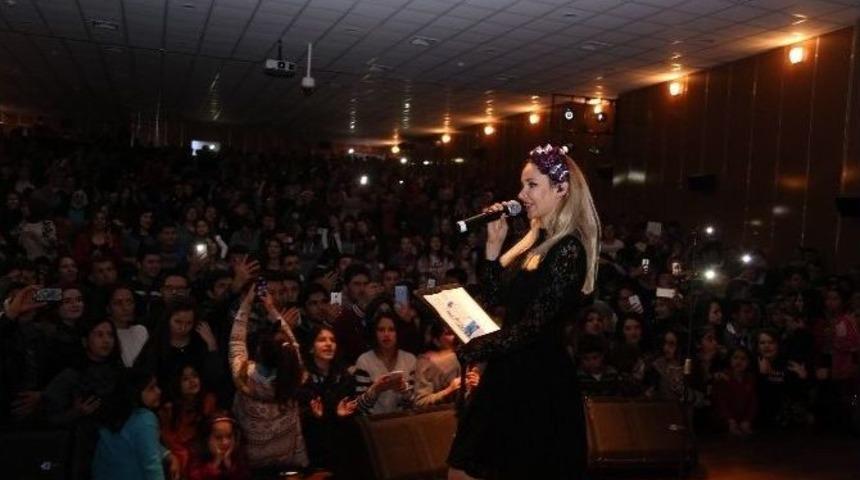 Erdemli Belediyesi, &Ouml;ğrencilere Karne Hediyesi Konser D&uuml;zenledi