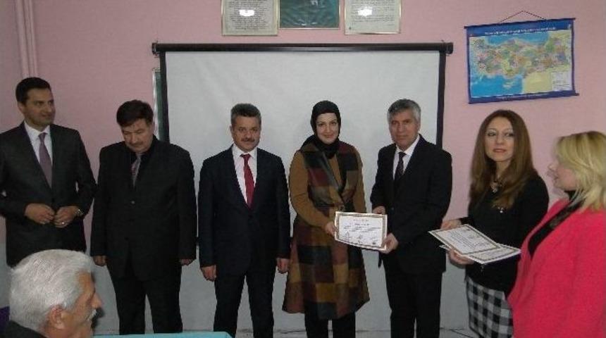 Kadın &Ccedil;ift&ccedil;ilere Belge Verildi