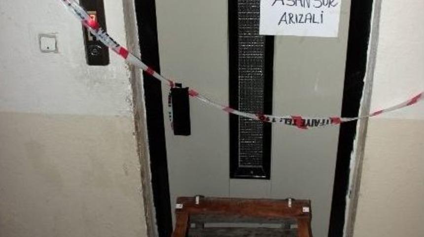 Asans&ouml;r Boşluğuna D&uuml;şen Adam Yaralandı