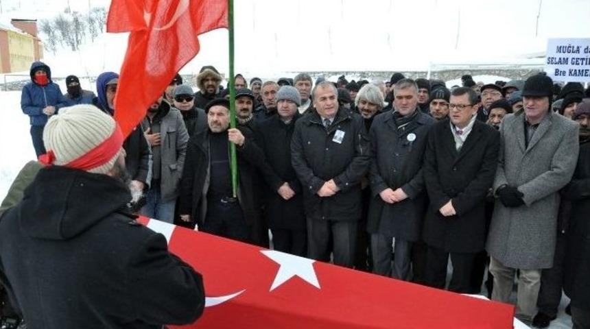 Kamer Gen&ccedil;&rsquo;in Cenazesi Toprağa Verildi