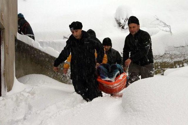 Hastaların İmdadına Kar Paletli Ambulanslar Yetişti